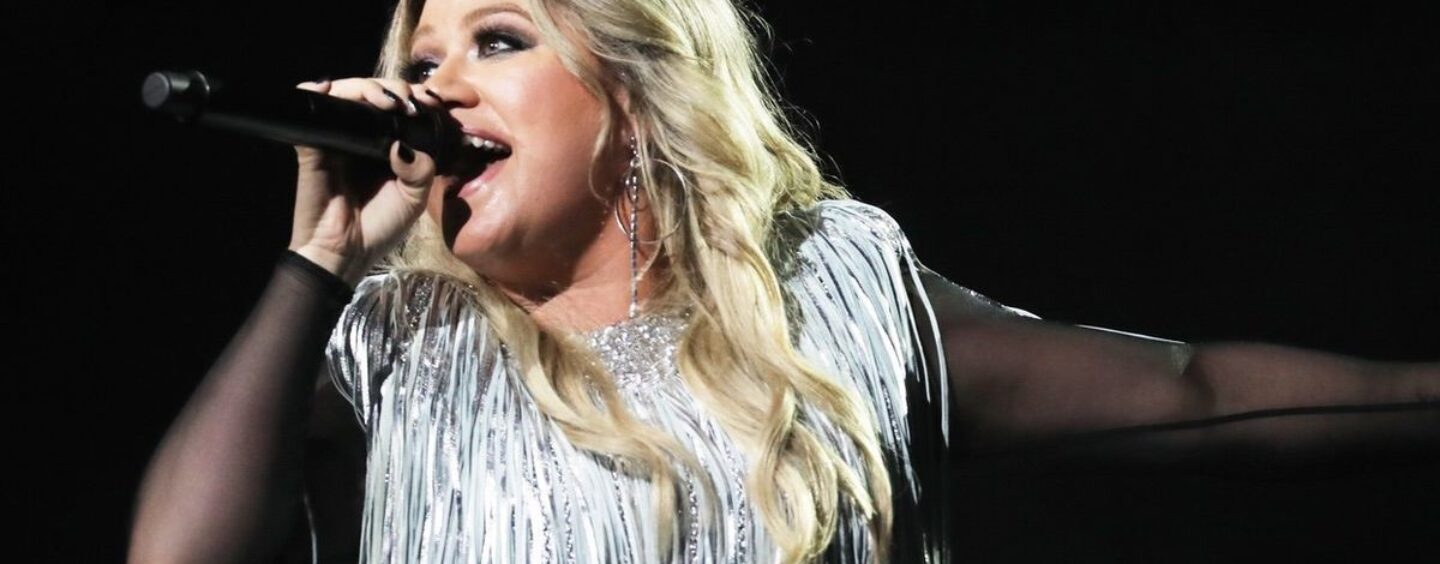 Regardez le moment adorable où Kelly Clarkson a aidé ses fans gays à se marier lors de son émission