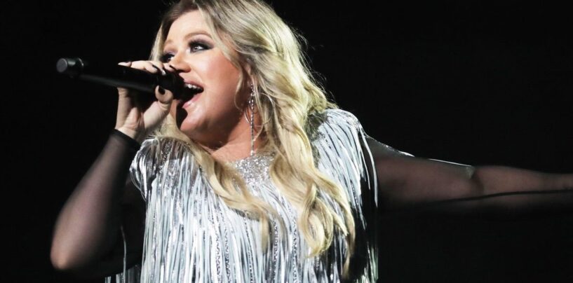 Regardez le moment adorable où Kelly Clarkson a aidé ses fans gays à se marier lors de son émission