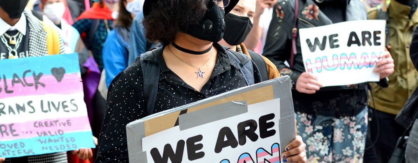 Non, les personnes transgenres et non binaires ne sont pas souvent des tireurs de masse