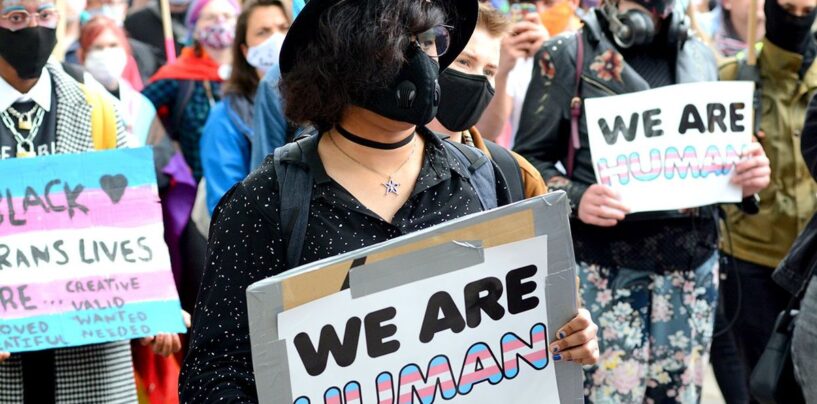 Non, les personnes transgenres et non binaires ne sont pas souvent des tireurs de masse