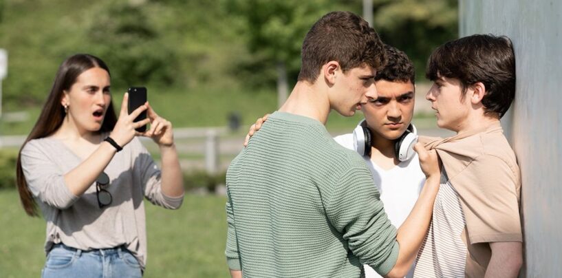 Les animateurs de talk-shows conservateurs se souviennent de l’intimidation des personnes LGBTQ+ dans le placard