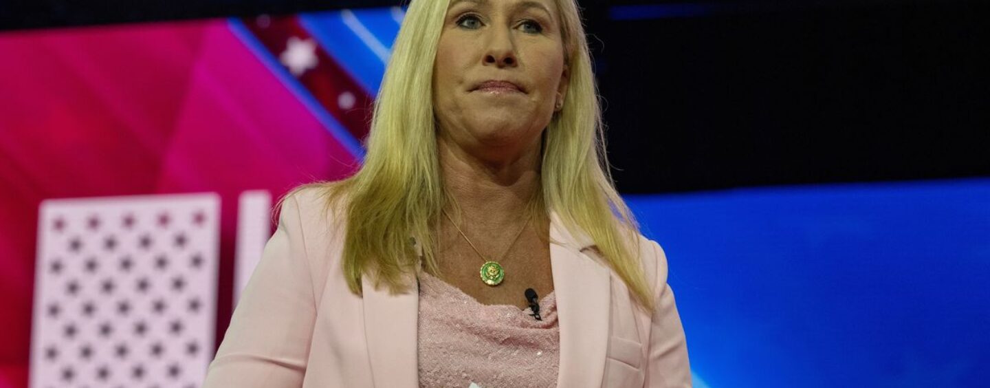MAGA Queen MTG humiliée après que personne ne se soit présenté à la dédicace de son livre et nous ricanons