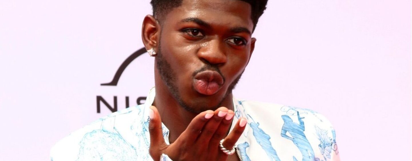 Les chrétiens crucifient Lil Nas X à cause de la promotion de Jésus-Christ, mais les applaudissements nous donnent la vie