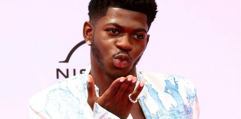 Les chrétiens crucifient Lil Nas X à cause de la promotion de Jésus-Christ, mais les applaudissements nous donnent la vie