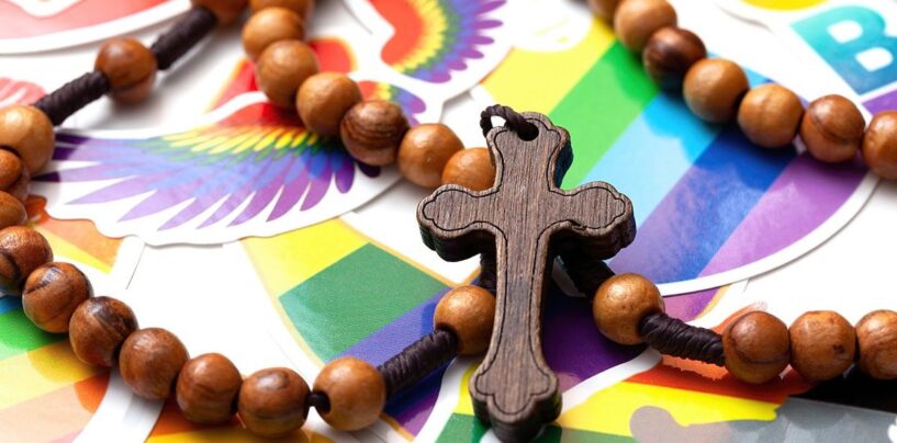 Le cas d’un enseignant gay d’une école catholique de New York licencié suscite un débat sur la position LGBTQ+ de l’Église