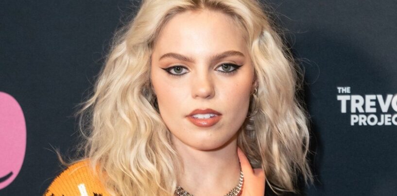 Reneé Rapp BURNS, propriétaire impoli d’une entreprise de tourisme en bus, dans un clip viral : « F-k you, Buddy »