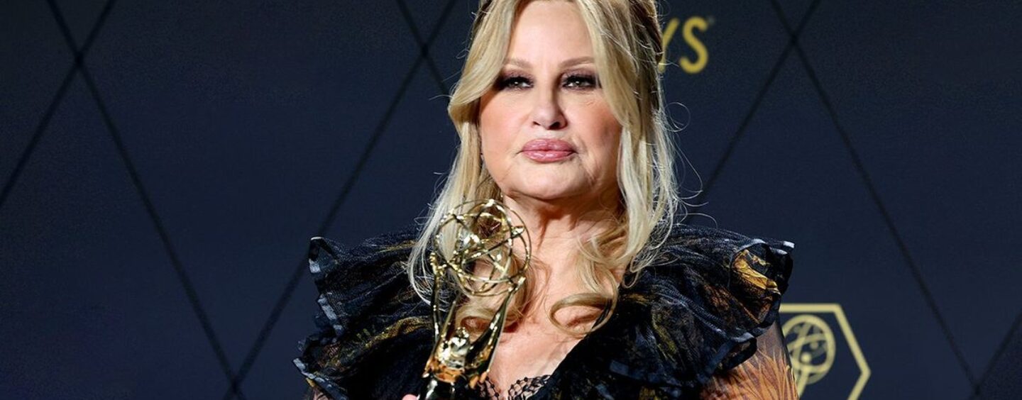 Jennifer Coolidge remercie « tous les méchants gays » dans un discours hilarant d’acceptation des Emmys