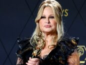 Jennifer Coolidge remercie « tous les méchants gays » dans un discours hilarant d’acceptation des Emmys