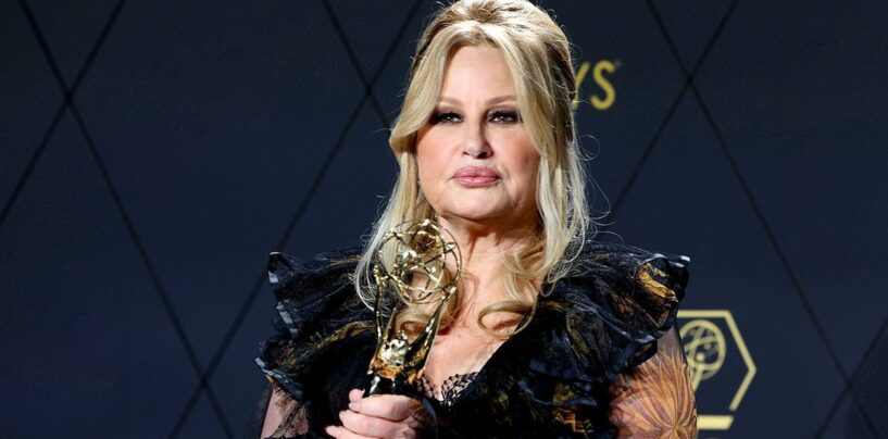 Jennifer Coolidge remercie « tous les méchants gays » dans un discours hilarant d’acceptation des Emmys