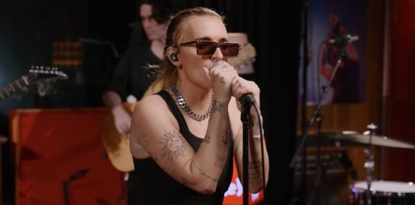 Regardez G Flip devenir ÉMOTIONNEL face à la réaction de Taylor Swift à la couverture gay de « Cruel Summer »