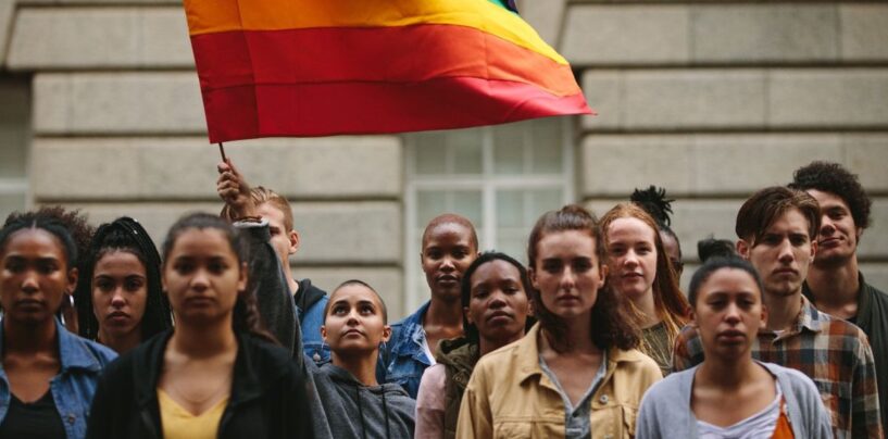 Les jeunes LGBTQ+ de couleur prédisent une vie plus courte que leurs pairs blancs : rapport