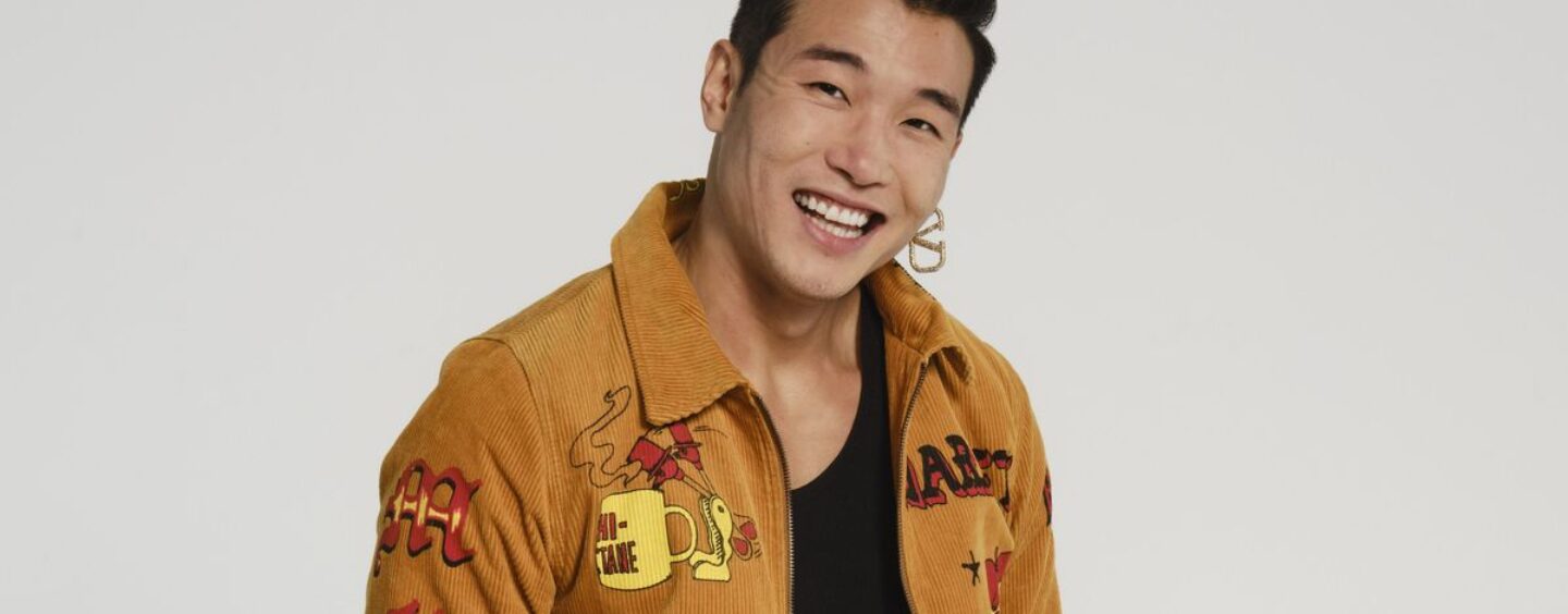 Joel Kim Booster vient pour le concert d’Andy Cohen et plaisante sur qui il devra « décapiter » pour l’obtenir