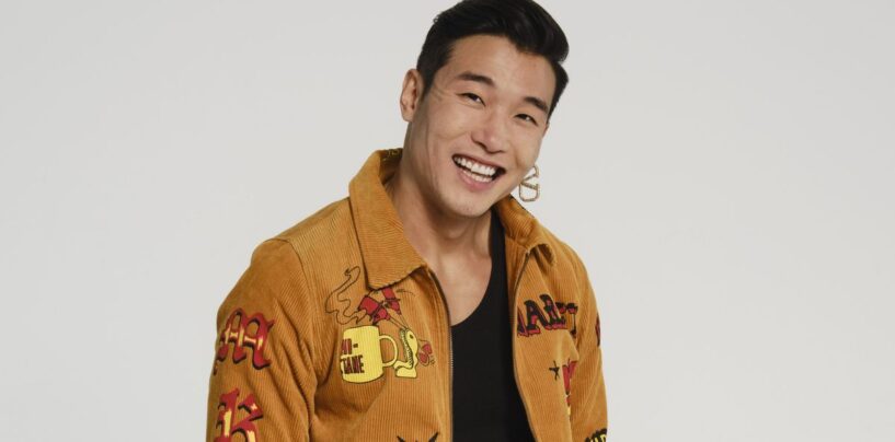 Joel Kim Booster vient pour le concert d’Andy Cohen et plaisante sur qui il devra « décapiter » pour l’obtenir