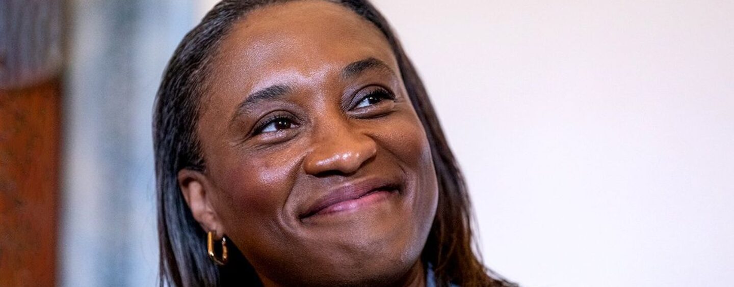 Laphonza Butler, première sénatrice lesbienne noire, rend hommage aux jeunes dans son premier discours au Sénat