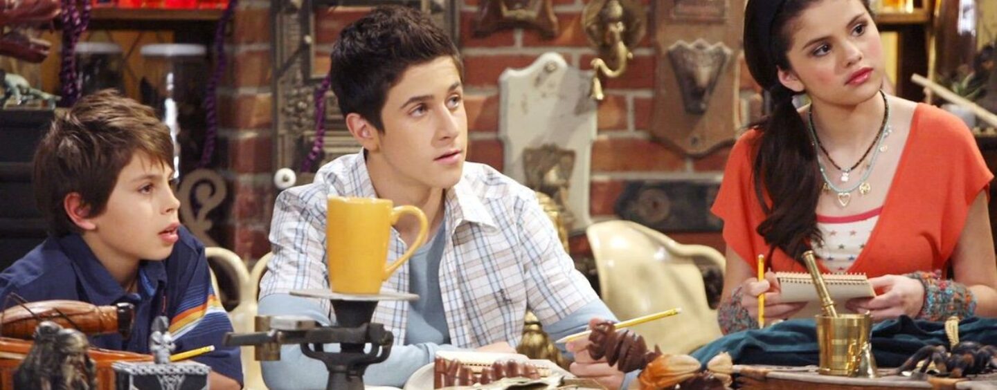 5 raisons pour lesquelles Alex Russo DOIT être bisexuel dans la reprise des « Les Sorciers de Waverly Place »