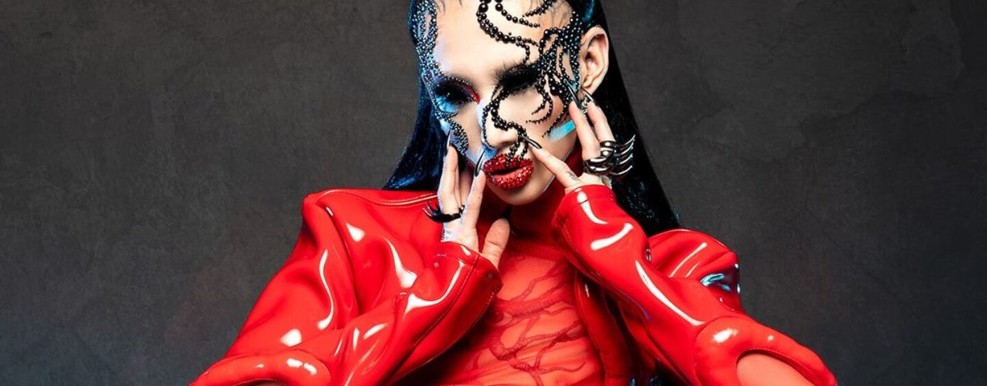 Niohuru X transforme sa douleur et sa passion en une belle et sombre alchimie de drag et elle n’a pas encore fini