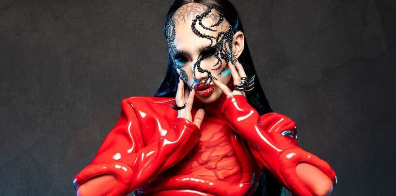 Niohuru X transforme sa douleur et sa passion en une belle et sombre alchimie de drag et elle n’a pas encore fini