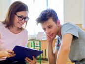 L’administration Biden crée une subvention de 700 000 $ pour créer une éducation sexuelle inclusive pour les adolescents trans