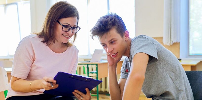 L’administration Biden crée une subvention de 700 000 $ pour créer une éducation sexuelle inclusive pour les adolescents trans