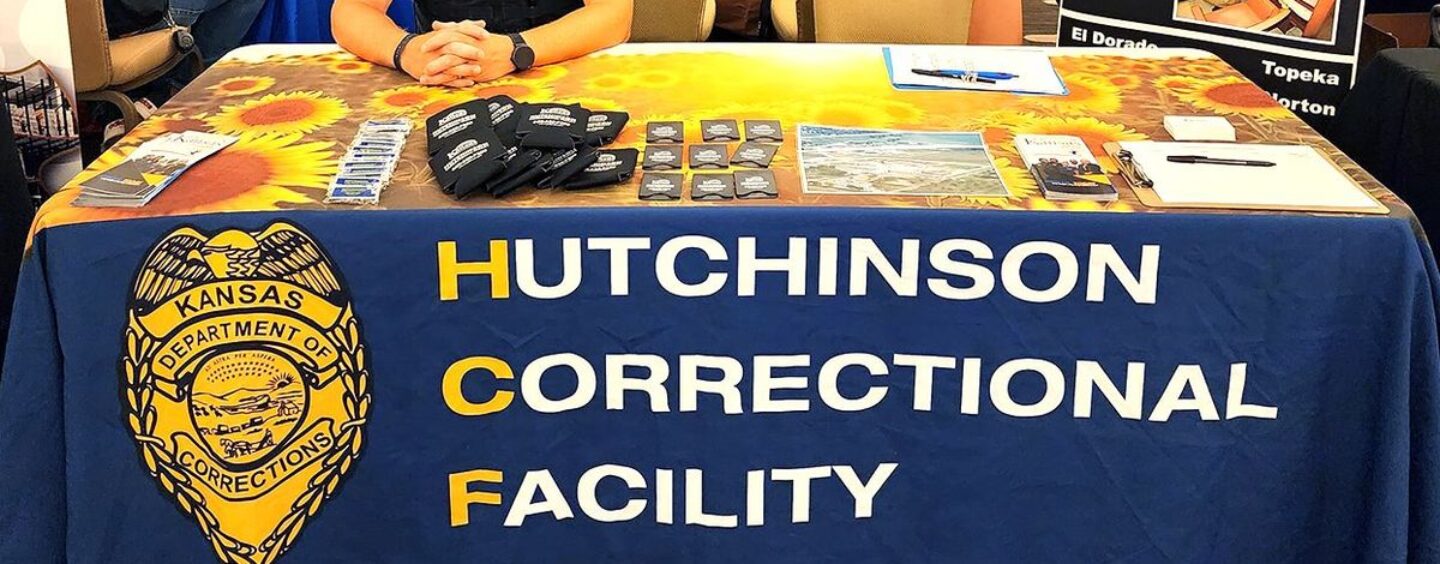 Un employé transgenre d’une prison du Kansas poursuit pour harcèlement présumé en matière d’identité de genre