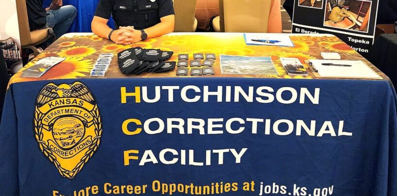 Un employé transgenre d’une prison du Kansas poursuit pour harcèlement présumé en matière d’identité de genre