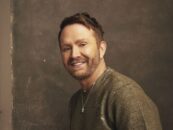 Shane McAnally pourrait entrer dans l’histoire de la communauté LGBTQ+ aux Grammys cette semaine