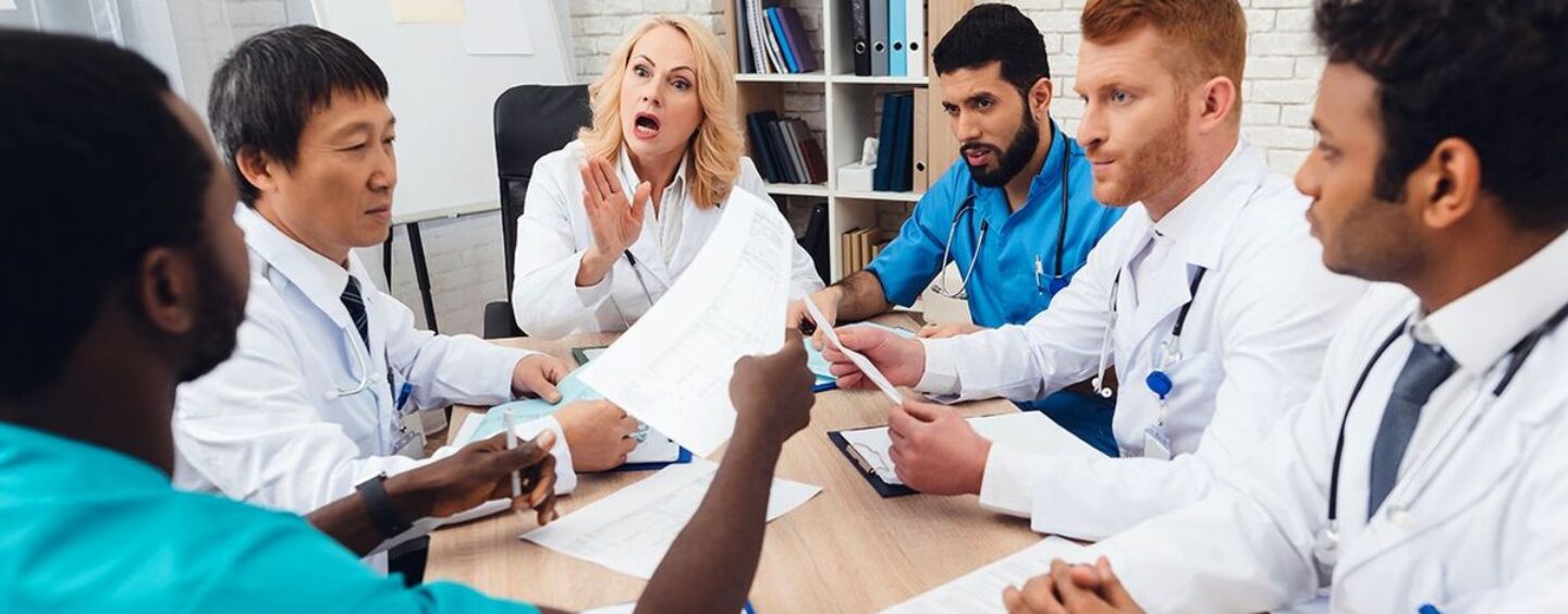 Les experts affirment que les interdictions de soins affirmant le genre équivaut à un « abus ».  Pourquoi les législateurs n’écoutent-ils pas ?