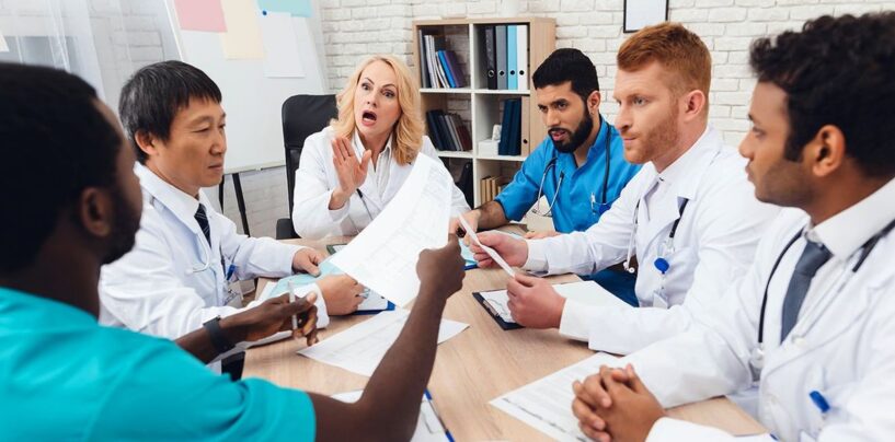 Les experts affirment que les interdictions de soins affirmant le genre équivaut à un « abus ».  Pourquoi les législateurs n’écoutent-ils pas ?