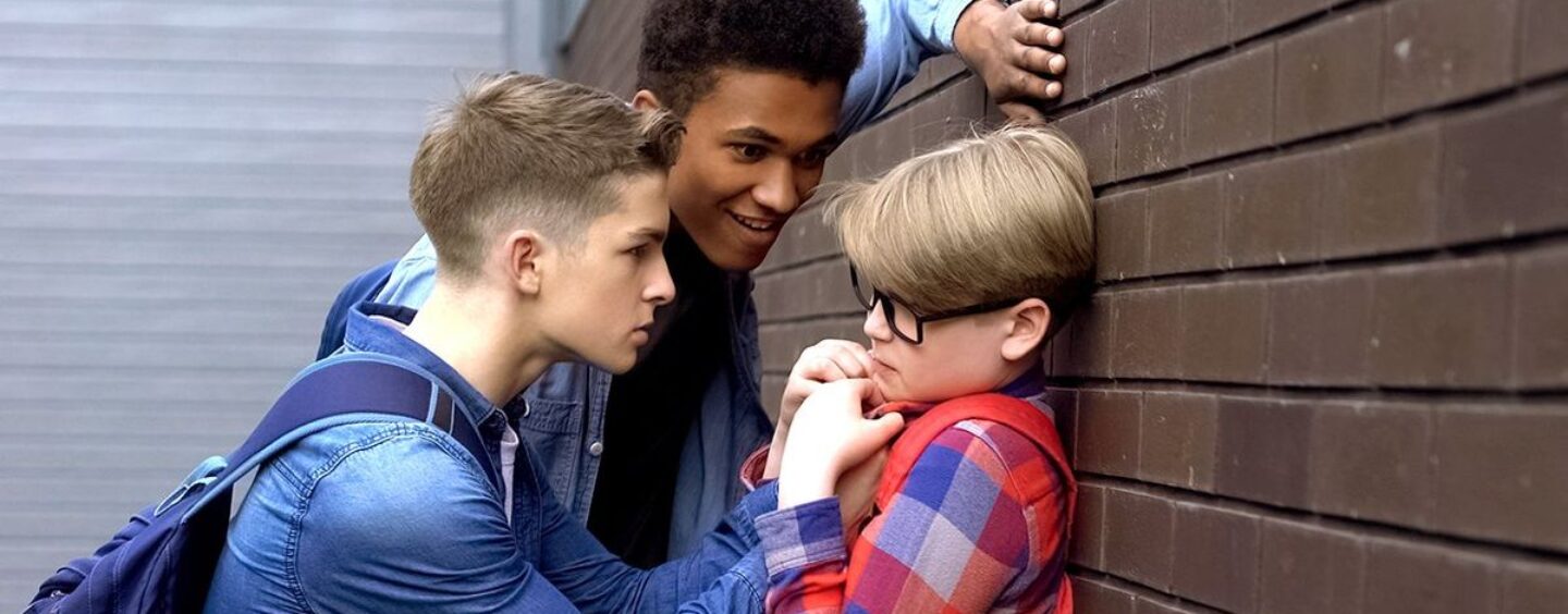 Les crimes haineux sont en hausse dans les écoles, et la situation ne fait qu’empirer pour les élèves LGBTQ+
