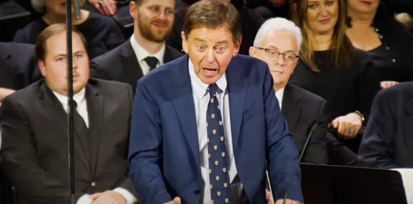 Un pasteur refuse de se « repentir » après que le réseau l’a abandonné pour avoir donné des conseils sur un mariage queer