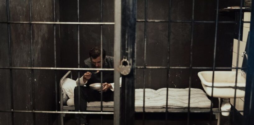 Un détenu de 38 ans décède après s’être vu refuser des médicaments contre le VIH, selon un procès