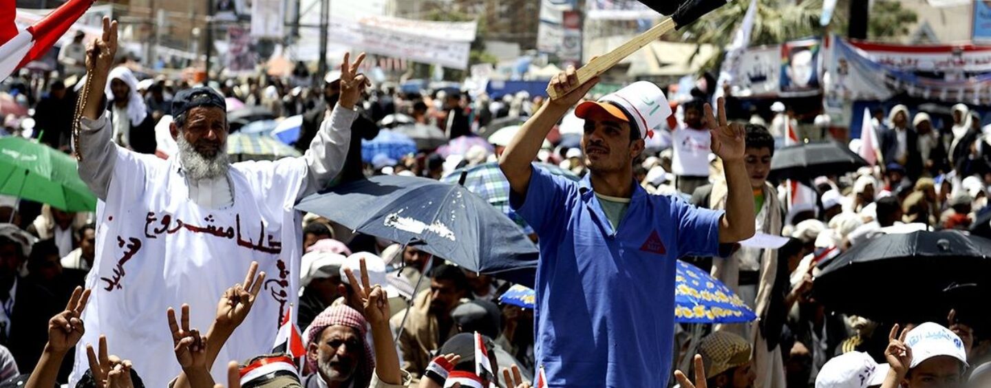 Un tribunal Houthi condamne 13 hommes à l’exécution publique pour relations sexuelles homosexuelles