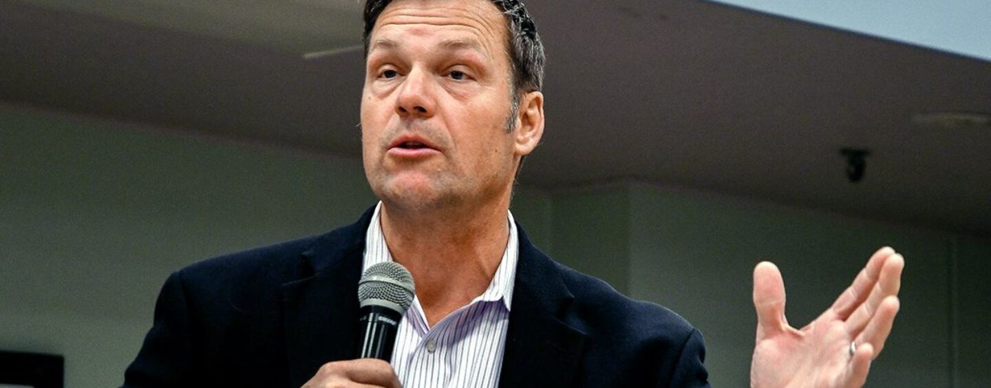 Kansas AG déclare que les écoles doivent confier les enfants trans à leurs parents – même sans qu’une loi ne l’exige