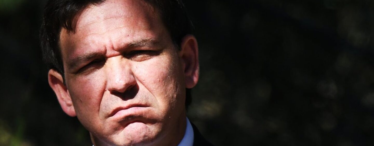 Un journaliste demande à Ron DeSantis pourquoi il peut affirmer sa taille avec des ascenseurs, mais s’oppose aux soins d’affirmation de genre