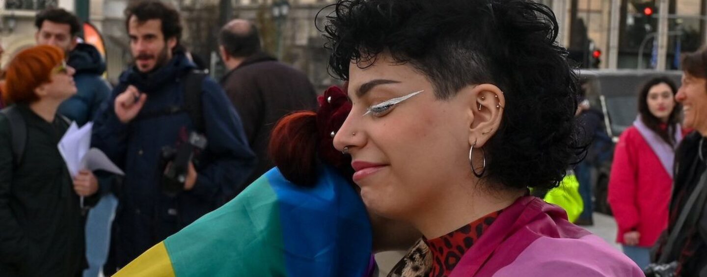 La Grèce approuve l’égalité du mariage