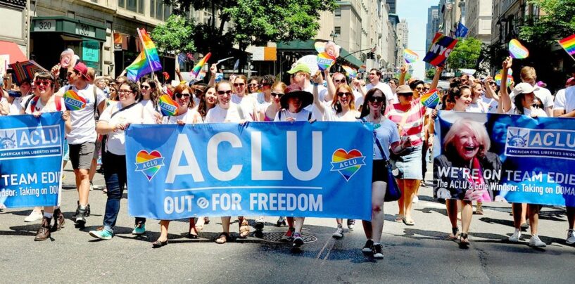 Virginia poursuivie en justice pour la politique étudiante anti-transgenre de Glenn Younkin