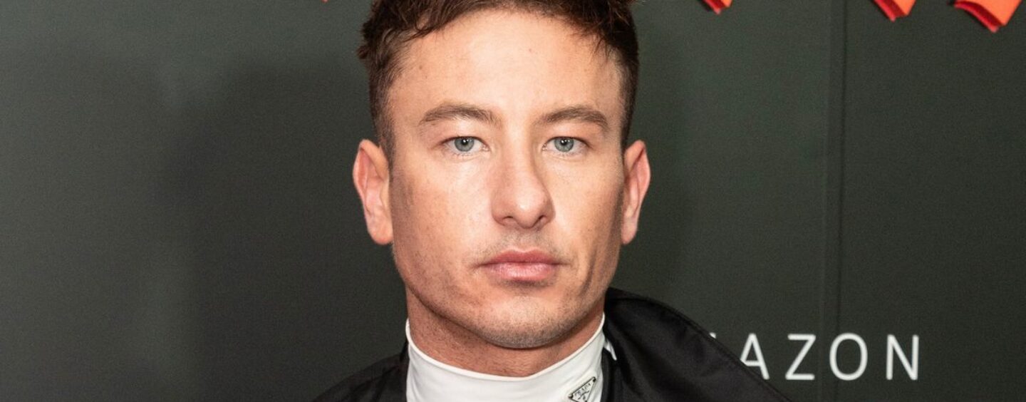 La star de « Saltburn » Barry Keoghan pose pour un hommage à la tristement célèbre scène de la baignoire