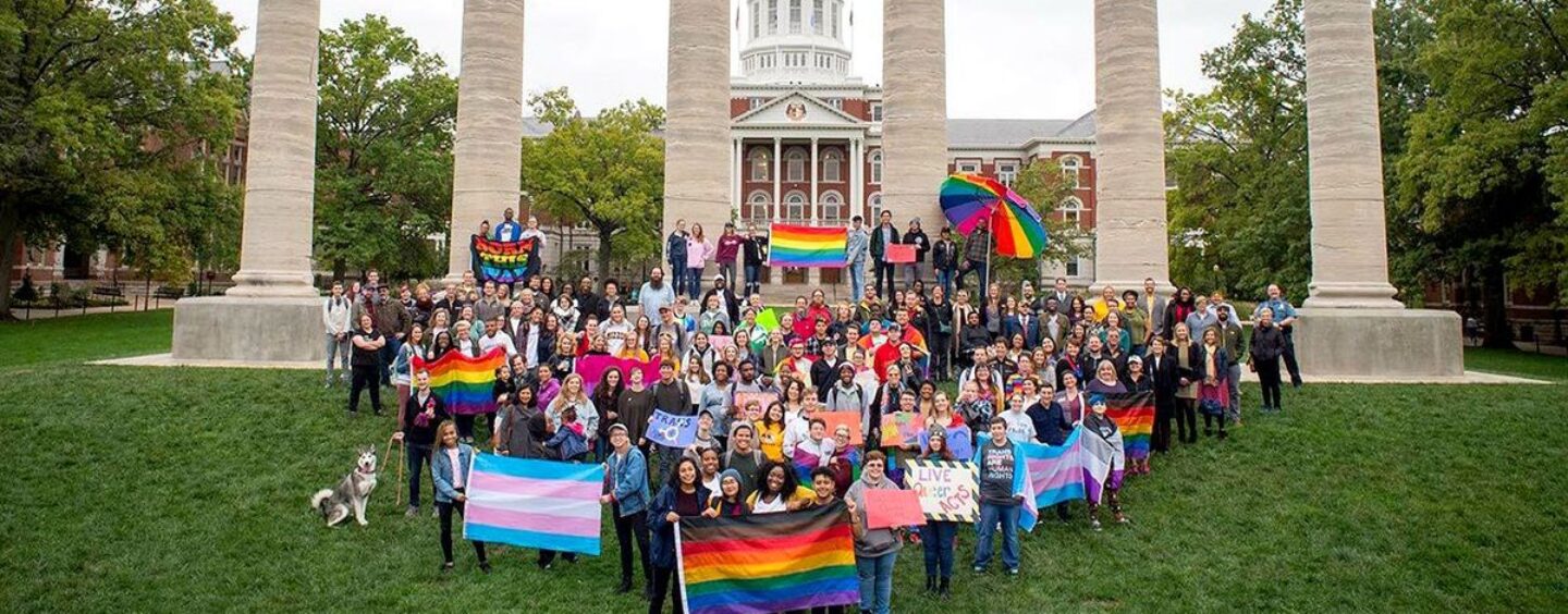 Alors que les législateurs du Missouri continuent d’attaquer les droits LGBTQ+, une ville prend position contre la haine