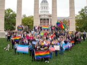 Alors que les législateurs du Missouri continuent d’attaquer les droits LGBTQ+, une ville prend position contre la haine