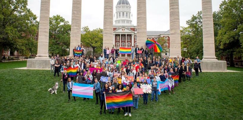 Alors que les législateurs du Missouri continuent d’attaquer les droits LGBTQ+, une ville prend position contre la haine