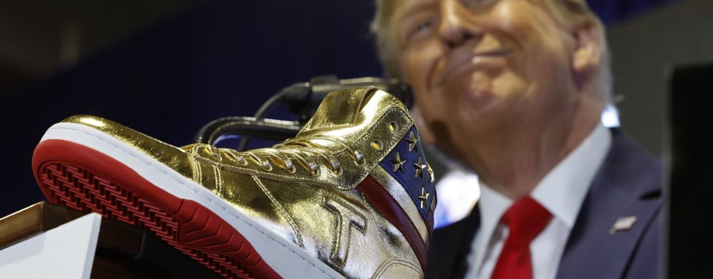 Trump est hué quand il annonce ses baskets ringardes et on n’arrête pas de RIRE