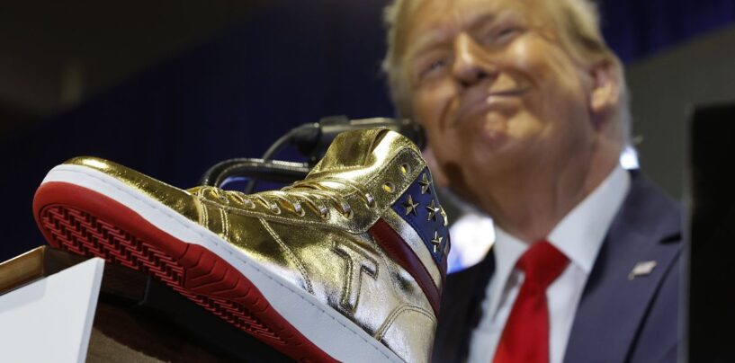 Trump est hué quand il annonce ses baskets ringardes et on n’arrête pas de RIRE