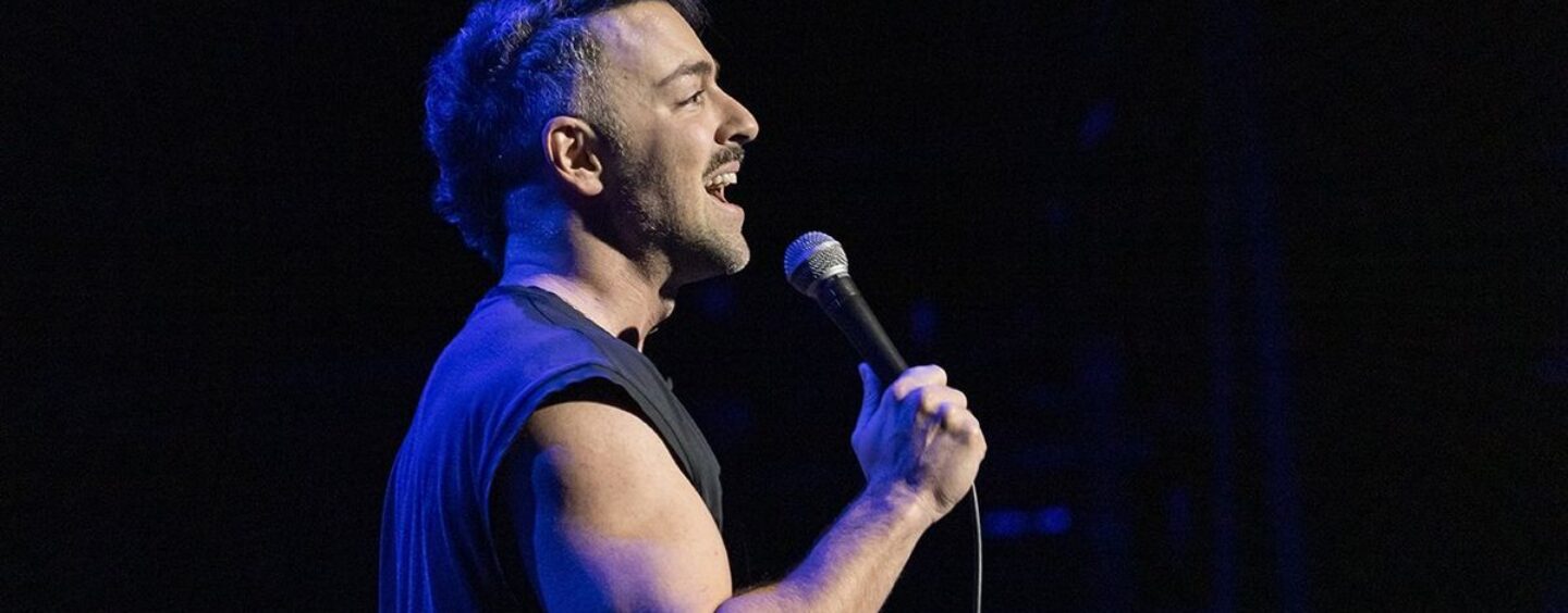 Matteo Lane sur la maîtrise du voyage comique avec authenticité et rire en tant qu’artiste gay (exclusif)