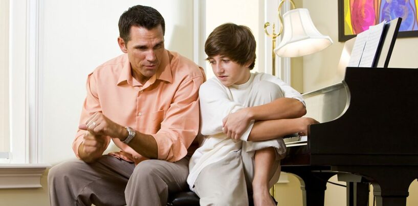 Naviguer dans le champ de mines des médias : soutenir en toute confiance les jeunes à forte orientation sexuelle