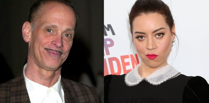 Aubrey Plaza aurait dirigé le premier film de John Waters en 20 ans, « Liarmouth » et nous sommes PUMPÉS