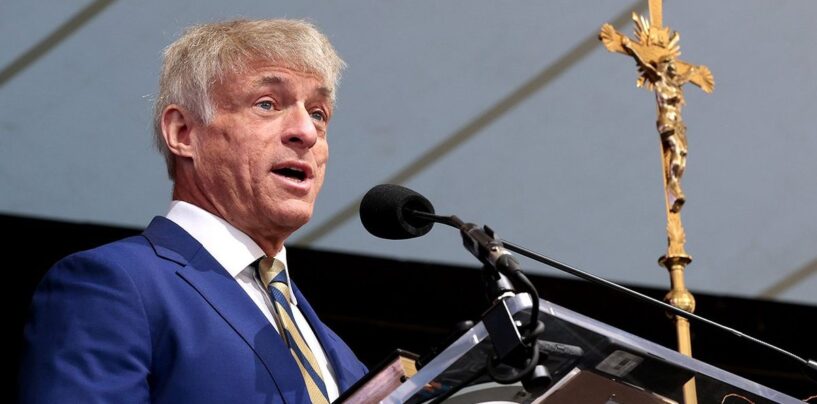 Un ex-catholique gay a été arrêté en envoyant des selfies torrides à des employés masculins, parce que BIEN SÛR il était