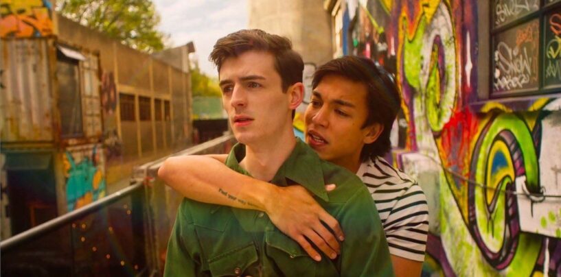 Glitter & Doom propose une romance gay fantastique et éclair avec des chansons d’Indigo Girls