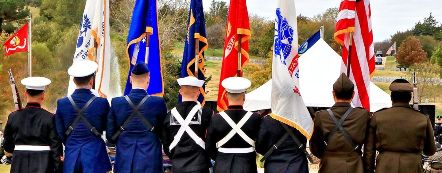 Des soldats d’une prestigieuse unité de l’armée américaine accusés d’avoir volé des drapeaux de la fierté en Virginie