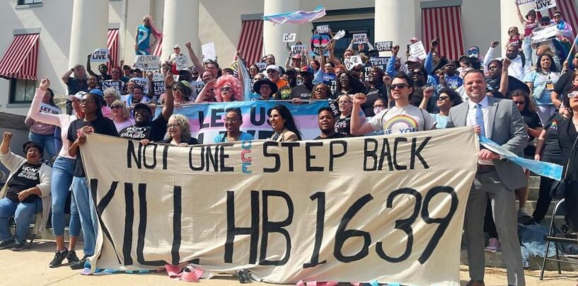 Des militants trans défilent dans la capitale de Floride alors que le projet de loi sur l’effacement meurt