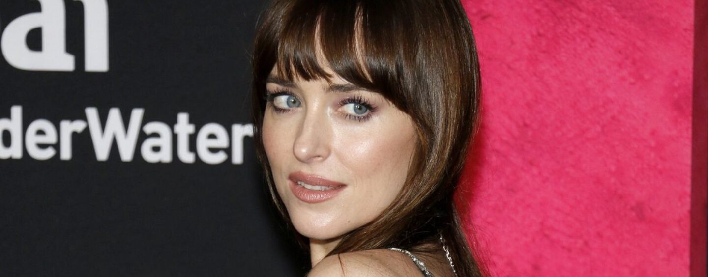 Dakota Johnson affirme que les enfants s’identifient comme des chats et nous sommes tellement confus